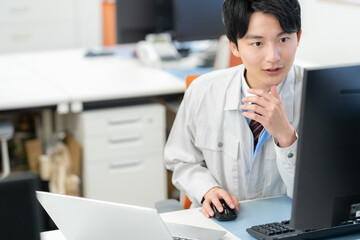 オフィスで働く作業服のエンジニア
