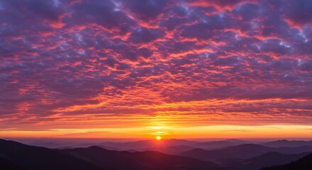 Fototapeta premium 燃えるような夕焼け空 山並みに広がる幻想的な色彩