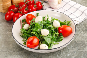 Salad with mozzarella and arugula
