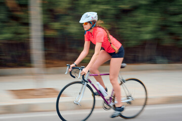 Fototapeta premium Cyclist navigating a city street with focus and determination