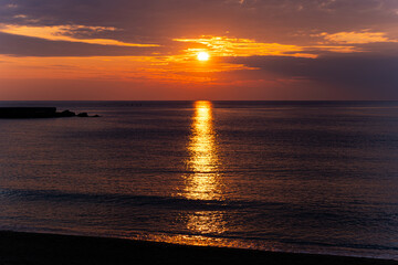 Sol intenso en el cielo con efecto de destello 