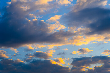 Cielo azul nubes 
