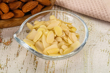 Sliced almond nut for culinary