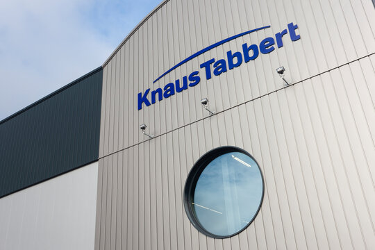 Logo des Wohnwagenherstellers knaus tabbert an der Produktionshalle in Mottgers