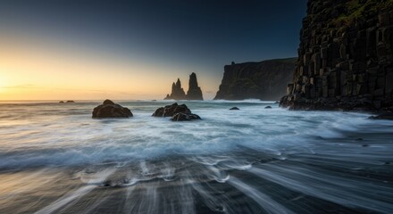Obraz premium Dramatic coastal landscape at sunset with waves crashing against rocks