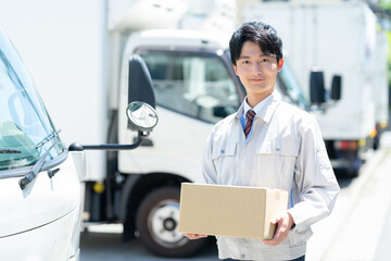 運送業の若い男性ビジネスマン
