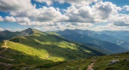 Obraz premium 輝く緑の山々 穏やかな日差しと雲海