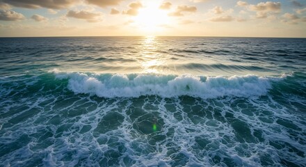 Obraz premium 夕焼け輝く海、力強く砕ける波の美しさ