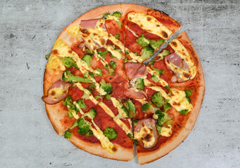 italienisch, pizza, frisch, echtes, foto, käse, hollandaise, sucuk, sauce, tomate, salami, essen, cheese, isoliert, italiener, mahl, weiß, mozzarella, abendessen, baked, pfeffer, crust, brotzeit, fast