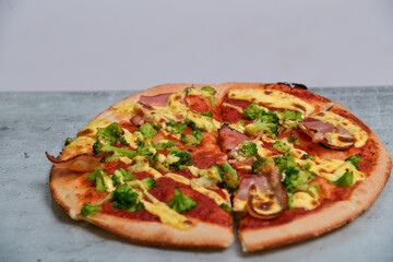 italienisch, pizza, frisch, echtes, foto, käse, hollandaise, sucuk, sauce, tomate, salami, essen, cheese, isoliert, italiener, mahl, weiß, mozzarella, abendessen, baked, pfeffer, crust, brotzeit, fast