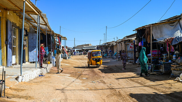 Market in Faya Largeaux