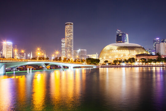 Esplanade bridge and esplanade theaters on the bay, Singapore