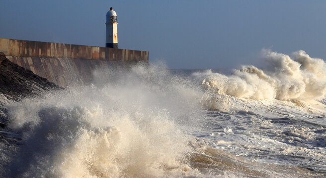 Storm waves (Storm Eowyn), Porthcawl Pier, South Wales