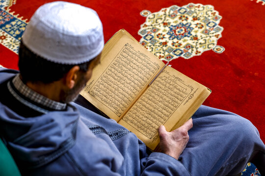 Faithful sitting and reading Kuran in Moulay Driss I Mausoleum (Maqam Moulay Idriss), Moulay Idriss Zerhoun