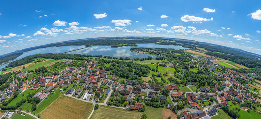 Der Urlaubsort Absberg am Brombachsee in Altmühlfranken von oben