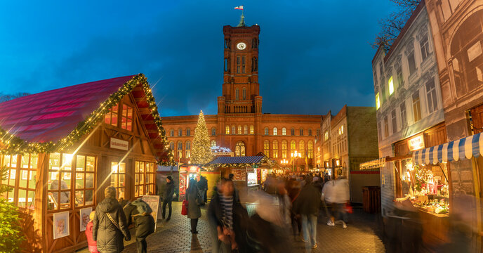 View of Rotes Rathaus and Christmas market in Wasserkaskaden at dusk, Mitte, Berlin, Germany