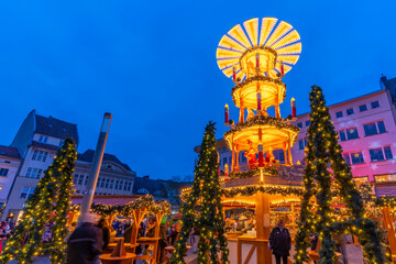 Christmas Market stalls in the market square in Altstadt Spandau at dusk, Spandau, Berlin, Germany
