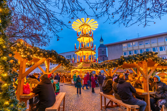 Christmas Market stalls in the market square in Altstadt Spandau at dusk, Spandau, Berlin, Germany