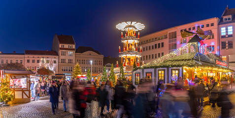 Christmas Market stalls in the market square in Altstadt Spandau at dusk, Spandau, Berlin, Germany