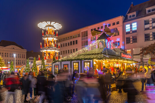 Christmas Market stalls in the market square in Altstadt Spandau at dusk, Spandau, Berlin, Germany