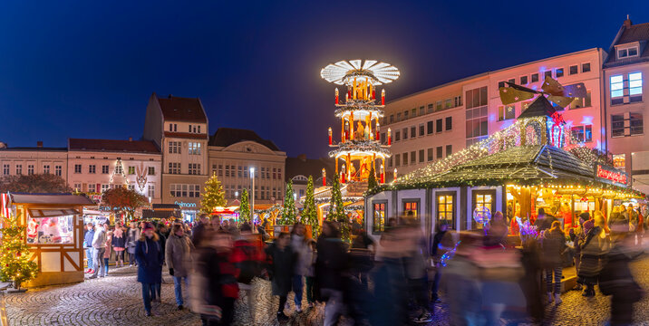 Christmas Market stalls in the market square in Altstadt Spandau at dusk, Spandau, Berlin, Germany