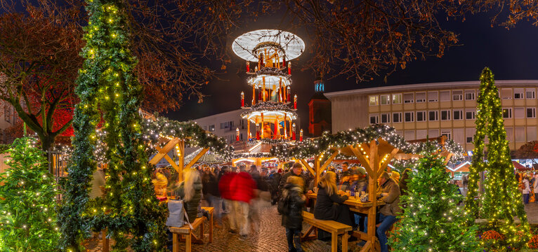Christmas Market stalls in the market square in Altstadt Spandau at dusk, Spandau, Berlin, Germany