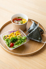 コンビニおにぎりとサラダ　コンビニご飯　コンビニランチ
