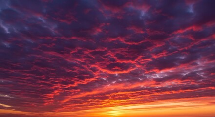 Fototapeta premium 燃える夕焼け空 赤紫の雲が美しく広がる