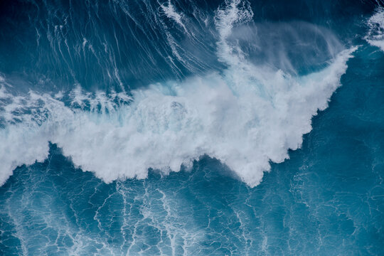 Fototapeta Huge crushing waves seen from above creating amazing textures. 