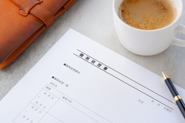 コーヒーを飲みながら、転職活動に欠かせない職務経歴書を作成しているイメージ
