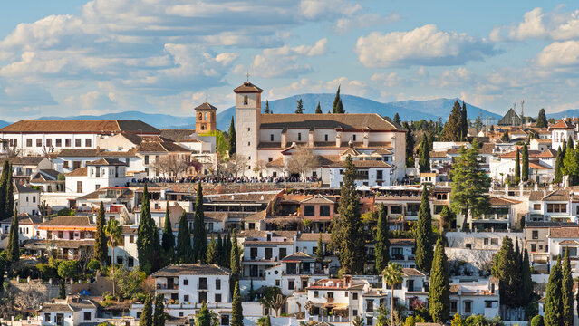 Panorama del barrio del Albaic&iacute;n con el mirador de san Nicolas desde la Alhambra, Granada Espa&ntilde;a