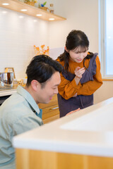 キッチンを点検する日本人男性