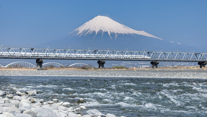 富士川橋梁を渡る新幹線