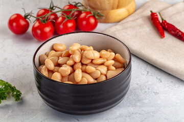 Canned white beans in the bowl
