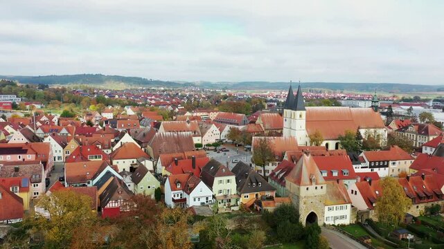 Luftbild zeigt die malerische Stadt Herrieden. Im Mittelpunkt stehen die roten D&auml;cher der eng aneinander liegenden Geb&auml;ude, die das typische Stadtbild einer bayerischen Kleinstadt repr&auml;sentiere