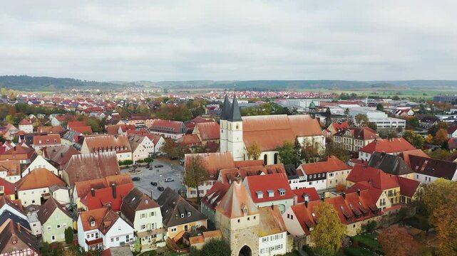Luftbild zeigt die malerische Stadt Herrieden. Im Mittelpunkt stehen die roten D&auml;cher der eng aneinander liegenden Geb&auml;ude, die das typische Stadtbild einer bayerischen Kleinstadt repr&auml;sentiere