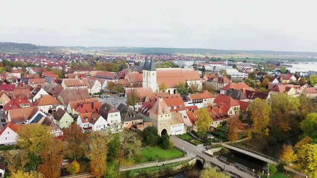 Luftbild zeigt die malerische Stadt Herrieden. Im Mittelpunkt stehen die roten D&auml;cher der eng aneinander liegenden Geb&auml;ude, die das typische Stadtbild einer bayerischen Kleinstadt repr&auml;sentiere