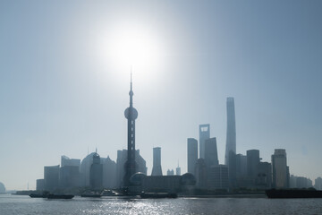 Obraz premium Majestic Shanghai Skyline at Dusk with Towering Buildings and Sunlight