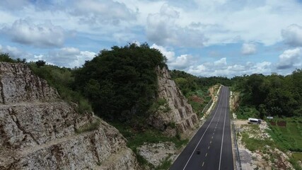 jalan di antara perbukitan