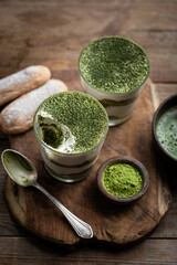 tiramisu fait maison au thé matcha vert et biscuits boudoir