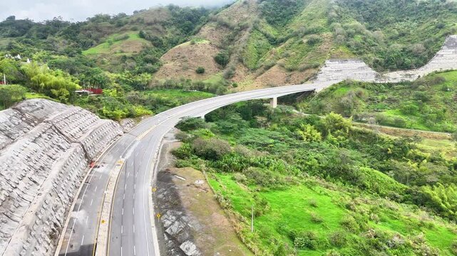 Video a&eacute;reo realizado con drone sobre la nueva v&iacute;a que pertenece a la "Conexi&oacute;n Pac&iacute;fico 1" unidad Funcional 2 en  las zonas rurales de los municipios de Amag&aacute; y Titirib&iacute;, Antioquia, Colombia.