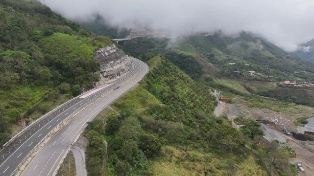 Video a&eacute;reo realizado con drone sobre la nueva v&iacute;a que pertenece a la "Conexi&oacute;n Pac&iacute;fico 1" unidad Funcional 2 en  las zonas rurales de los municipios de Amag&aacute; y Titirib&iacute;, Antioquia, Colombia.