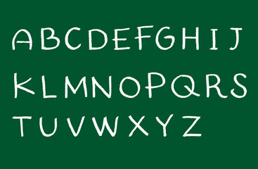 Obraz premium 黒板とチョークで書いた手書き風アルファベット素材