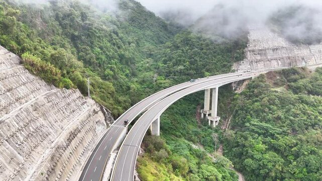 Video a&eacute;reo realizado con drone sobre la nueva v&iacute;a que pertenece a la "Conexi&oacute;n Pac&iacute;fico 1" unidad Funcional 2 en  las zonas rurales de los municipios de Amag&aacute; y Titirib&iacute;, Antioquia, Colombia.