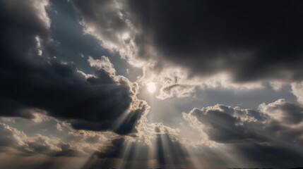 Obraz premium Sunlight breaks through dramatic clouds.