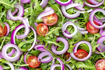 Ensalada fresca de vegetales con rodajas de cebolla morada y tomates cherry partidos, ideal para una comida saludable
