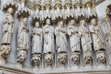 Statues de la façade de la cathédrale à Amiens. France