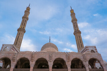 Obraz premium Beautiful Al Mustafa Mosque in Sharm el-Sheikh in Egypt, at sunset.