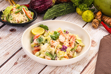 Salad with prawn and vegetables
