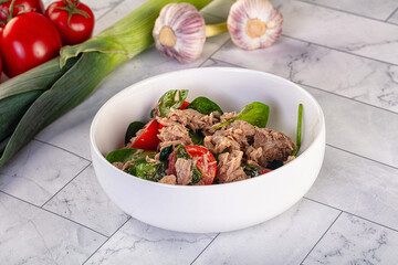 Salad with canned tuna and spinach